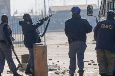 Le chaos en Afrique du Sud alors qu'une bousculade de pillages éclate dans les rues, tuant au moins 45 personnes – VIDEO
