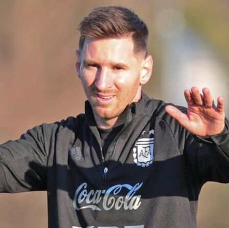 Le héros de Barcelone Lionel Messi "a une offre de contrat avec le PSG" alors que le rêve de Cristiano Ronaldo émerge