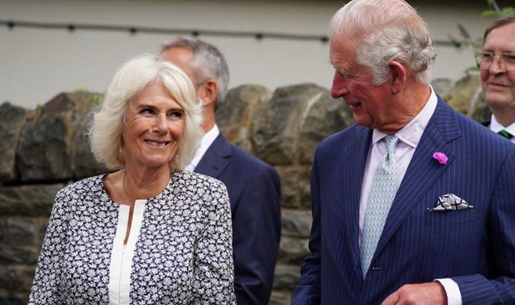 Le langage corporel de Camilla " incroyablement plein de tact " alors qu'elle laisse le prince Charles " prendre la vedette "