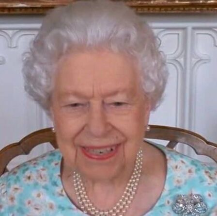 Le langage corporel de la reine "réconfortant" alors qu'elle "montre la continuité" malgré la crise - vidéo