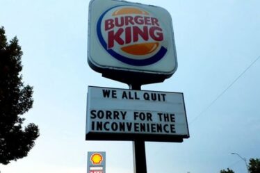 Le personnel de Burger King utilise une affiche pour annoncer des démissions en réaction à l'entreprise « Nous démissionnons tous ! »