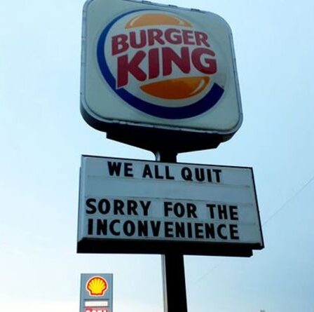 Le personnel de Burger King utilise une affiche pour annoncer des démissions en réaction à l'entreprise « Nous démissionnons tous ! »