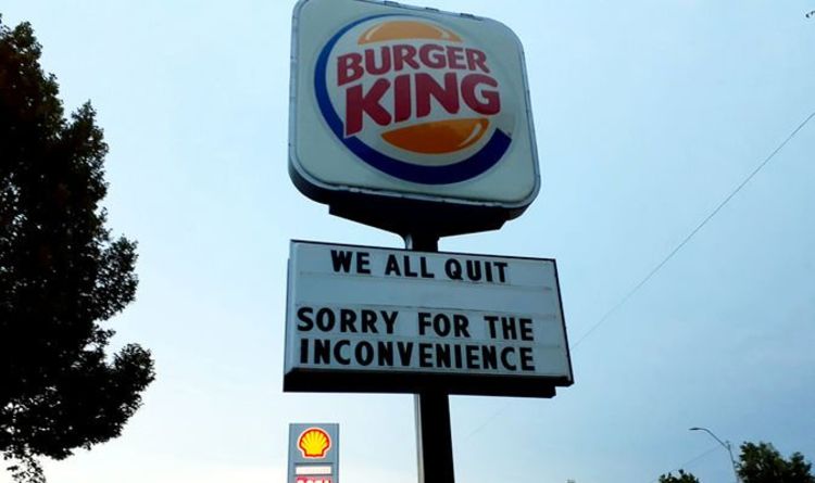 Le personnel de Burger King utilise une affiche pour annoncer des démissions en réaction à l'entreprise « Nous démissionnons tous ! »