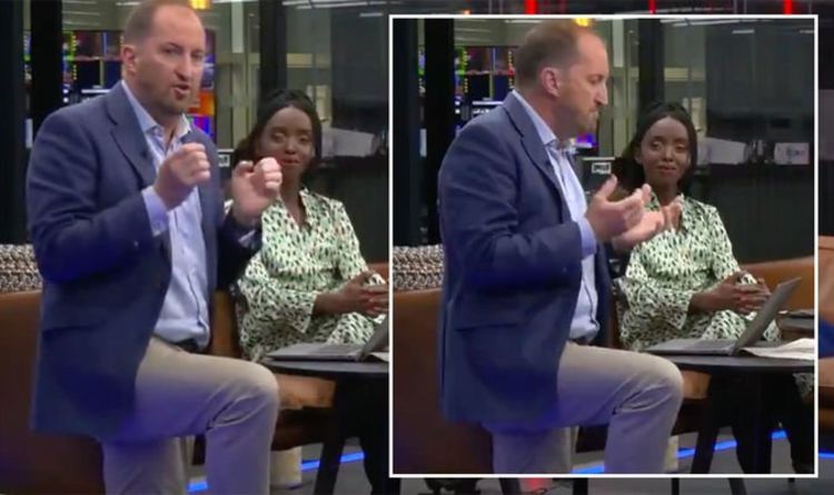Le présentateur de GB News suscite un tollé alors qu'il se met à genoux après le racisme de l'Euro 2020