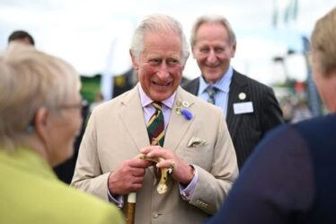 Le prince Charles abandonne le masque facial !  Royal marquera sa visite par un retour à la "normalité"