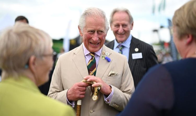 Le prince Charles abandonne le masque facial !  Royal marquera sa visite par un retour à la "normalité"