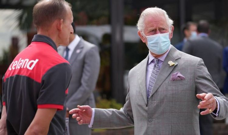 Le prince Charles accueilli par un "personnel sans masque" lors d'une visite en Islande dans un geste "bizarre"