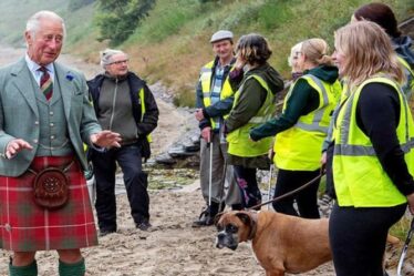 Le prince Charles enfile un kilt alors qu'il rencontre des bénévoles du nettoyage des plages lors d'une visite en Écosse