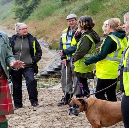 Le prince Charles enfile un kilt alors qu'il rencontre des bénévoles du nettoyage des plages lors d'une visite en Écosse
