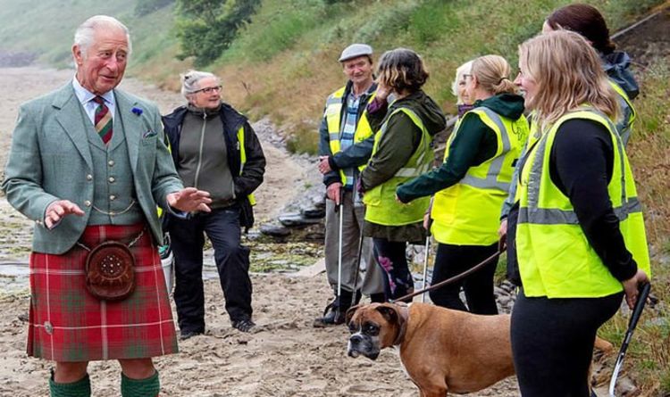 Le prince Charles enfile un kilt alors qu'il rencontre des bénévoles du nettoyage des plages lors d'une visite en Écosse