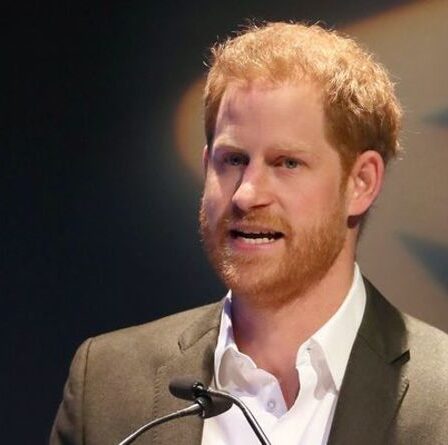 Le prince Harry a informé la famille royale «30 minutes» avant le public alors que Duke garde la famille «sur le dos»