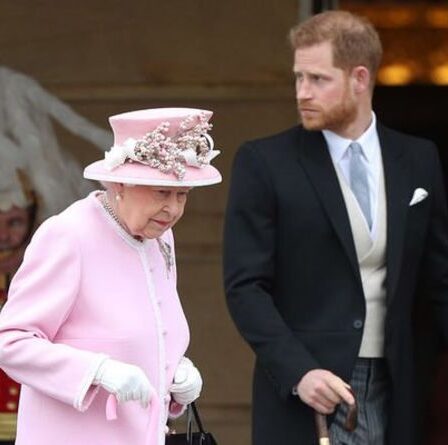 Le prince Harry "mis en place" par la reine pour "langage grossier" lors d'une dispute contre Meghan Markle