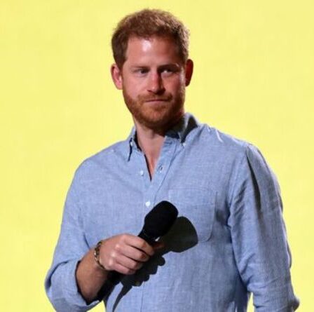 Le prince Harry " ne peut pas continuer à blâmer sa famille " pour les " problèmes " qu'il a eu dans sa jeunesse
