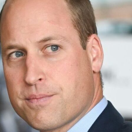 Le prince William "sera malade au creux de l'estomac" à cause de Harry et Meghan Emmy hoche la tête