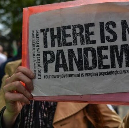 Les anti-vaccins prennent d'assaut une clinique britannique en protestation furieuse alors qu'ils affirment que « les coups de Covid pourraient vous tuer »