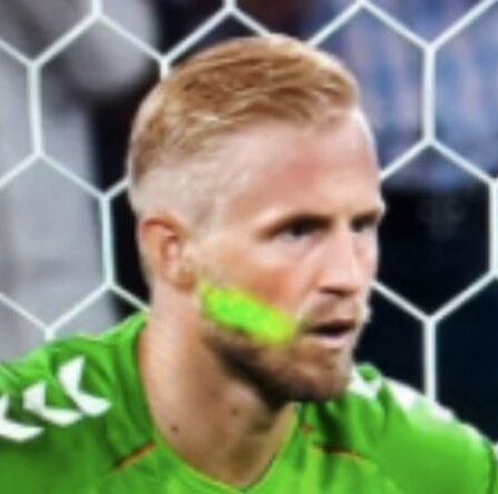 Les fans anglais ont flashé un stylo laser sur le visage de Kasper Schmeichel lors de la pénalité de Harry Kane