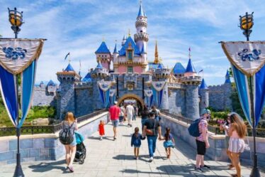 Les fans de Disney dispersent secrètement des cendres sur les manèges populaires des parcs à thème malgré l'interdiction