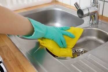 Les fans de Mme Hinch partagent le meilleur hack de bicarbonate de soude pour nettoyer l'évier de la cuisine - « un régal ! »