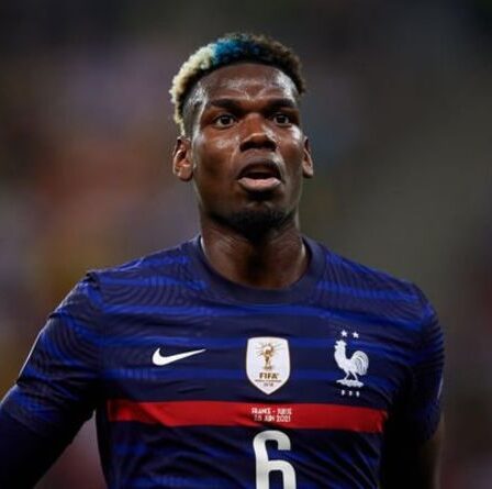 Les fans du PSG veulent que Paul Pogba de Man Utd snobe le mouvement alors qu'une bannière en colère est placée au Parc des Princes