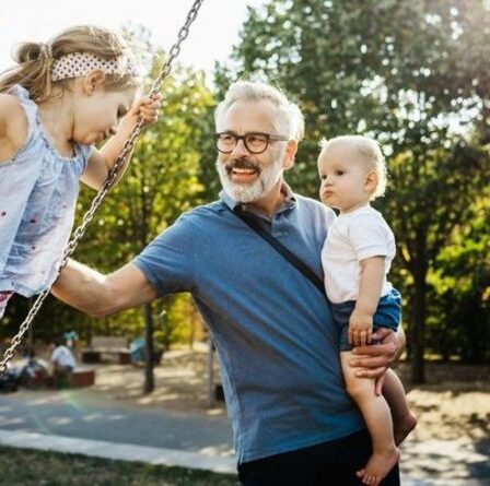 Les grands-parents pourraient augmenter le montant de la pension de l'État de 2 340 £ s'ils s'occupent d'enfants cet été