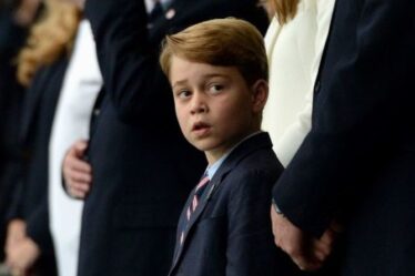 Les médias sociaux «critiques» du prince George portant une cravate – William et Kate «conscients»