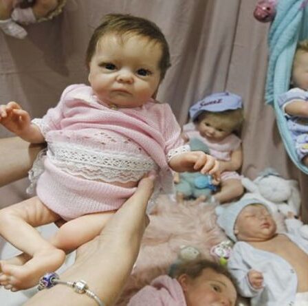 Les parents en deuil se tournent vers des poupées réalistes pour aider à la perte d'un enfant