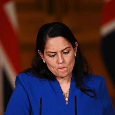 Les policiers se sentent trahis par le gel des salaires : "aucune confiance" en Priti Patel