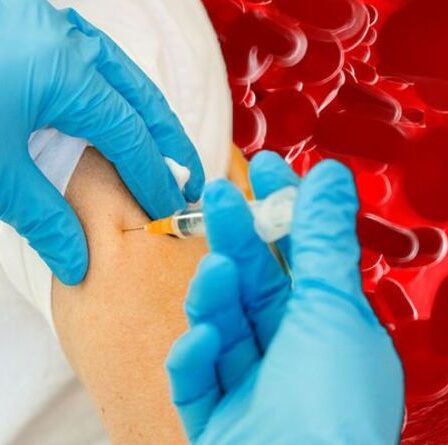 Les taux de caillots sanguins chez les personnes recevant les vaccins AstraZeneca et Pfizer Covid «similaires» – étude