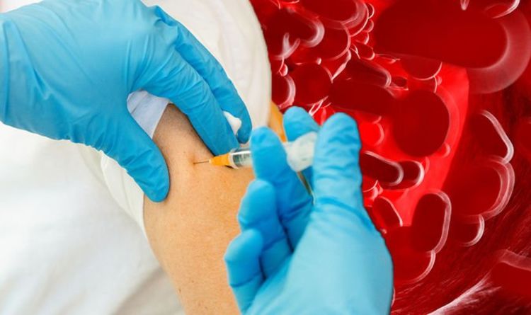 Les taux de caillots sanguins chez les personnes recevant les vaccins AstraZeneca et Pfizer Covid «similaires» – étude