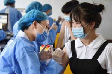 Les ventes de vaccins AstraZeneca montent en flèche de plus de 1 milliard de dollars alors que la Chine envisage un coup Covid