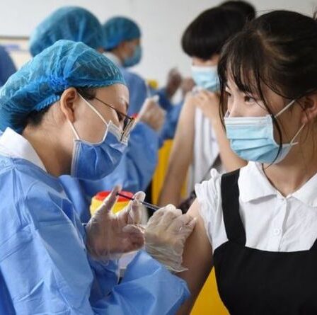 Les ventes de vaccins AstraZeneca montent en flèche de plus de 1 milliard de dollars alors que la Chine envisage un coup Covid