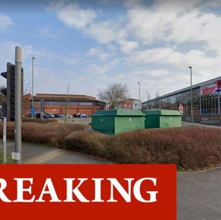 L'escouade antibombe se précipite vers le centre-ville, déclenchant un cordon de 100 m près de Tesco en raison des craintes d'une bombe à clous