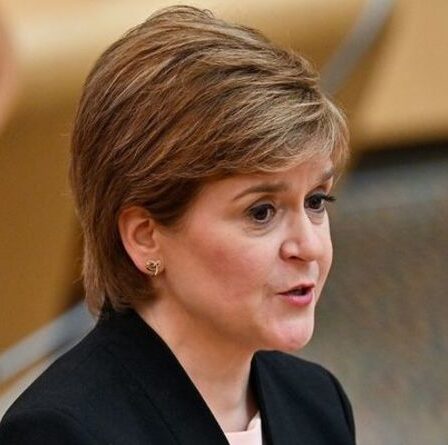 L'esturgeon sous le feu alors que les parents d'enfants malades atteints de Covid dénoncent un plan de vaccination «absurde»