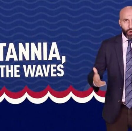 L'hôte de RT affirme que la Grande-Bretagne cherche à faire tout son possible pour "contrarier" la Russie au milieu des tensions