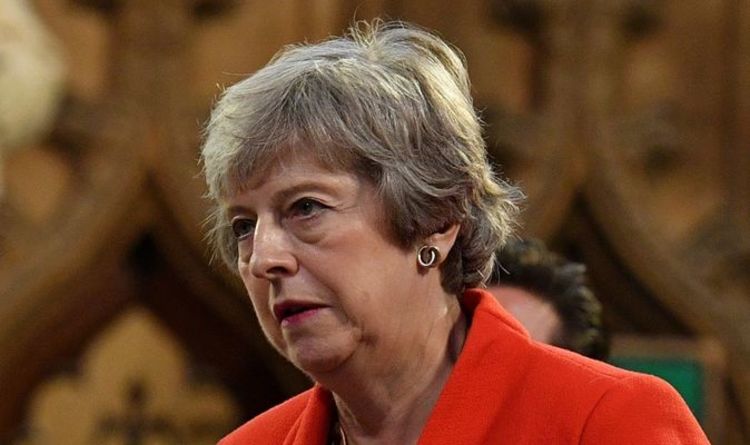 L'humiliation de Theresa May alors que l'ancien chef a voté le pire Premier ministre d'après-guerre - nouvelle enquête