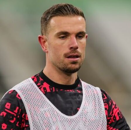 Liverpool a averti que Jordan Henderson aurait des "options" alors que les Reds affronteraient leur propre scénario de Paul Pogba