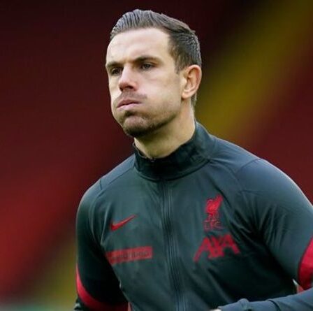 Liverpool reçoit une mise à jour du contrat avec Jordan Henderson alors qu'Arsenal et Leicester entourent