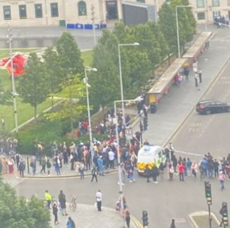 Londres poignardé alors qu'un garçon était tué devant l'hypermarché Tesco – La police exhorte les acheteurs à « quitter la zone !