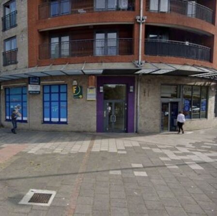 Londres poignarde l'horreur alors qu'un homme de 25 ans est attaqué en plein jour à l'extérieur de Brixton Tesco