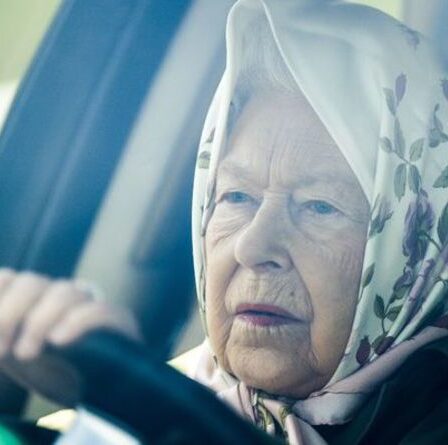 Lonely Queen repérée se rendant à Balmoral pour des vacances d'été sans le prince Philip bien-aimé
