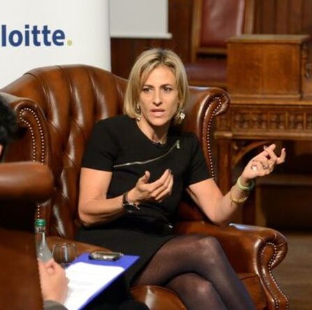 Maitlis dans l'eau chaude sur la remarque de Cummings alors que la BBC met en garde «aucune exception» à l'impartialité