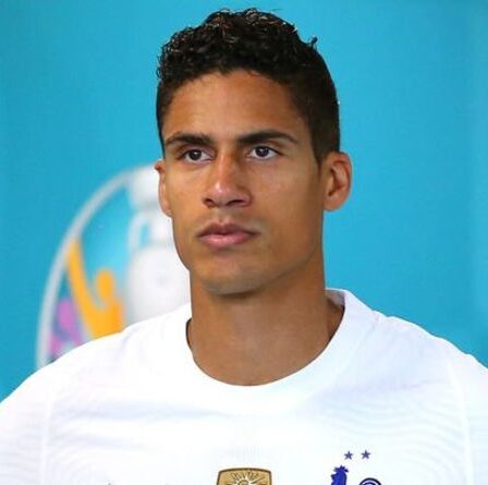 Man Utd "convaincu" qu'il peut accepter l'accord avec Raphael Varane mais fait face à la menace de transfert de Chelsea