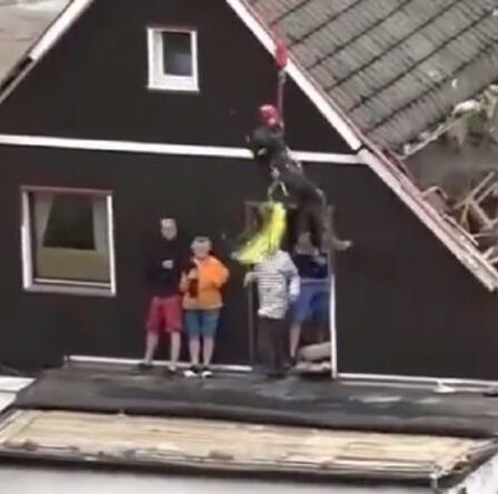 Moment terrifiant des résidents allemands transportés par avion vers la sécurité alors que les inondations font 81 morts – VIDEO