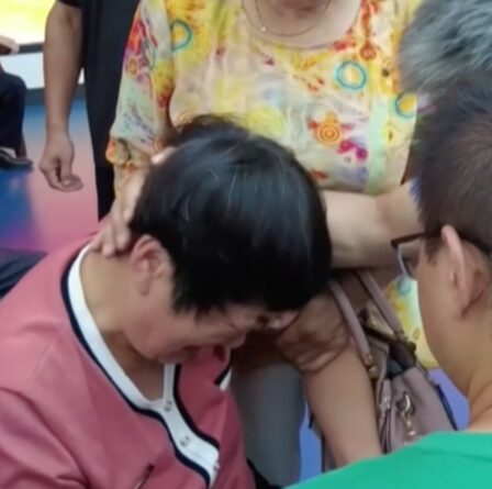 « Mon bébé, tu es revenu ! » Maman embrasse son fils lors de retrouvailles en larmes après un enlèvement il y a 24 ans