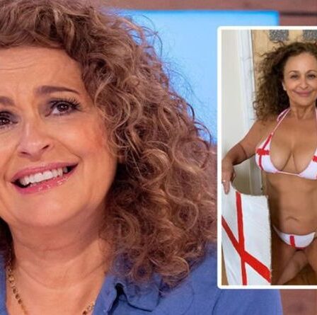 Nadia Sawalha laisse peu de place à l'imagination avec un hommage patriotique aux gros seins de l'Euro 2020