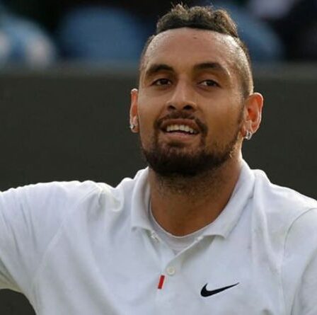 Nick Kyrgios fait une nouvelle fouille à Wimbledon après que la foule l'a aidé à remporter la victoire de Gianluca Mager