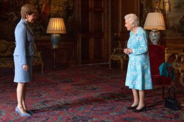 Nicola Sturgeon attaqué pour « refus » de faire une révérence lors d'une rencontre avec la reine – VIDEO