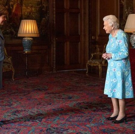 Nicola Sturgeon attaqué pour « refus » de faire une révérence lors d'une rencontre avec la reine – VIDEO