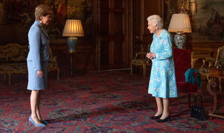 Nicola Sturgeon attaqué pour « refus » de faire une révérence lors d'une rencontre avec la reine – VIDEO