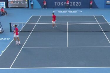 Novak Djokovic lance une raquette en colère lors de la défaite pour la médaille de bronze contre Pablo Carreno Busta